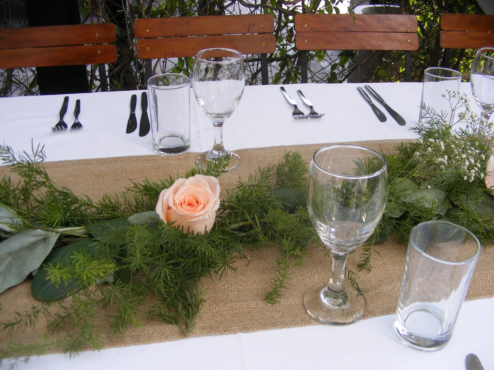 Mesa decorada para evento al aire libre en Cieneguilla