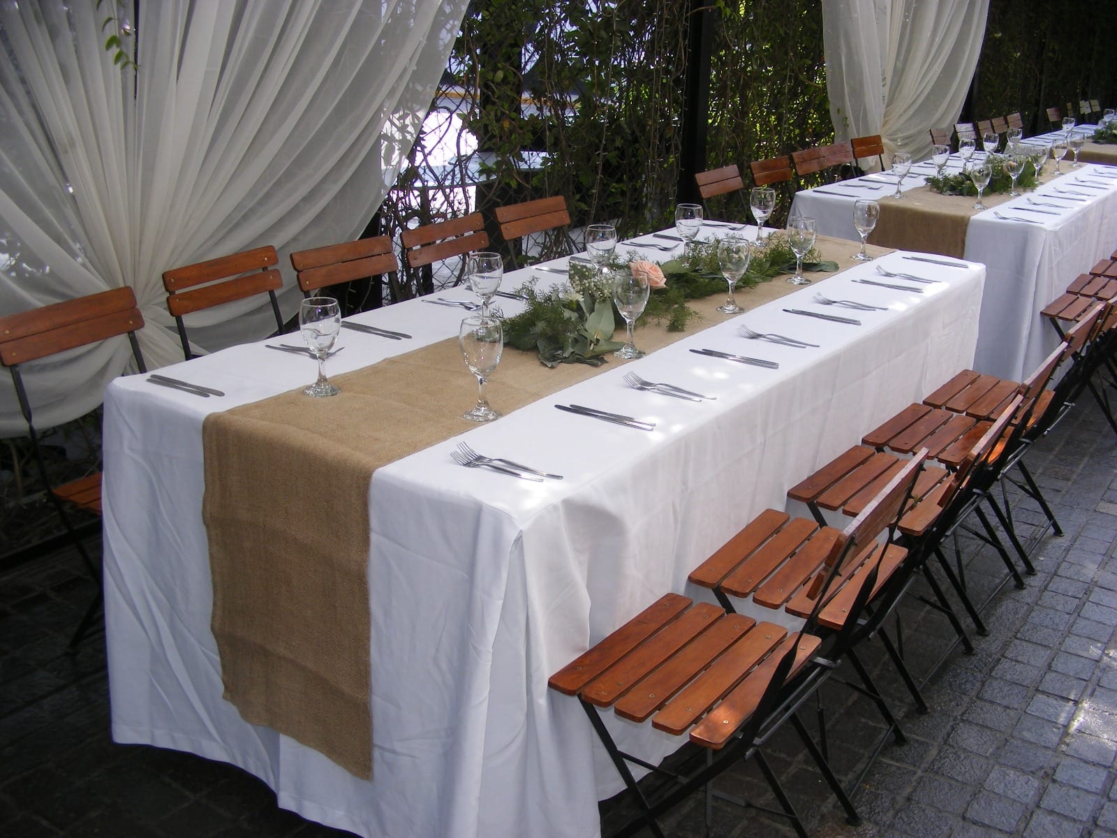 Mesa larga decorada para evento formal en jardín de Cieneguilla