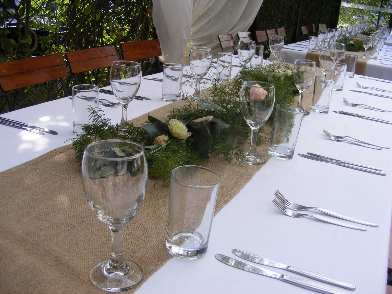 Mesa larga decorada para evento formal en jardín de Cieneguilla