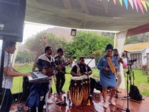 Grupo de músicos actuando en un evento al aire libre en Cieneguilla