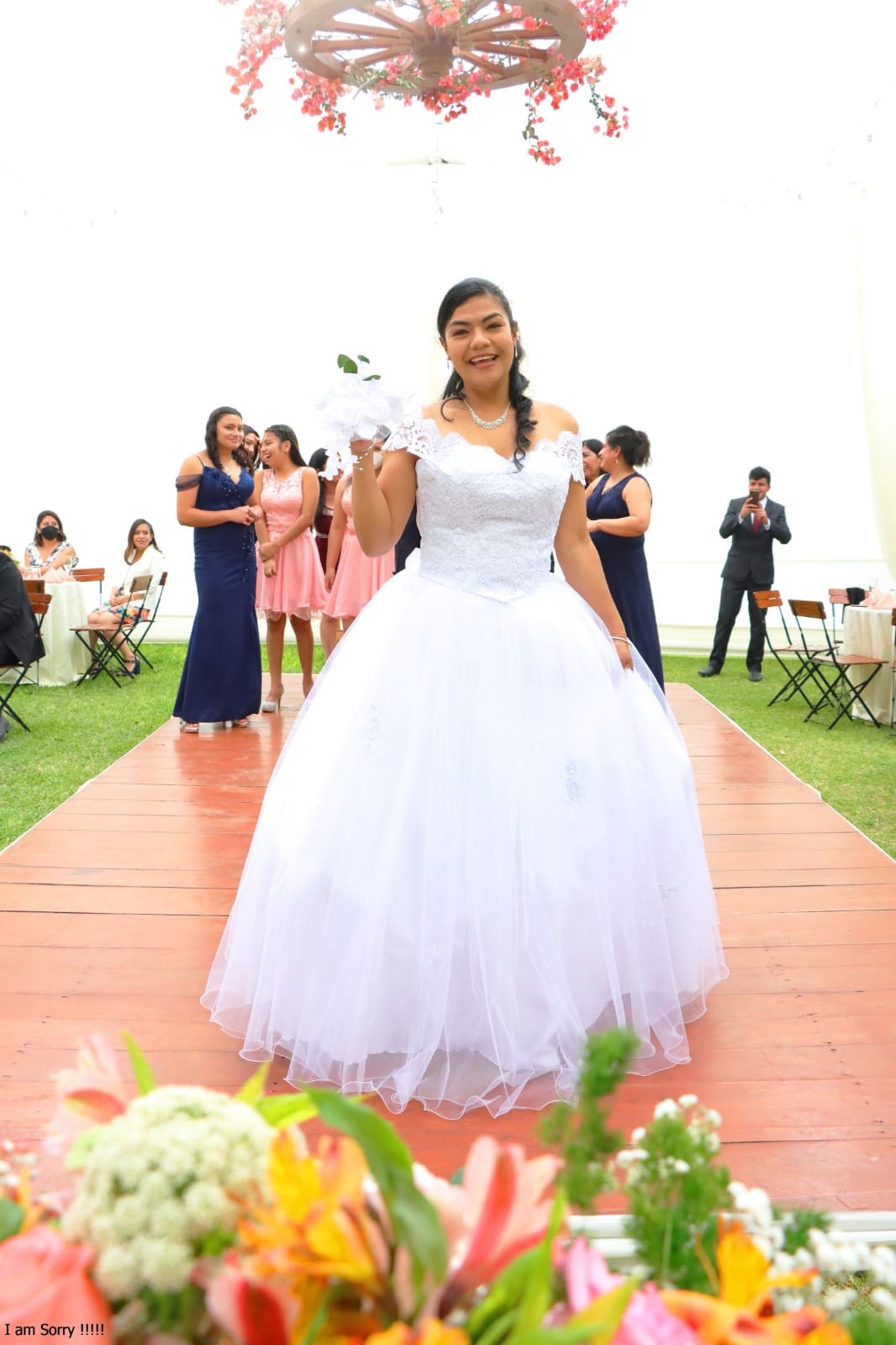 "Novia preparándose para lanzar el ramo en una boda en Cieneguilla, vestida con un vestido blanco, rodeada de