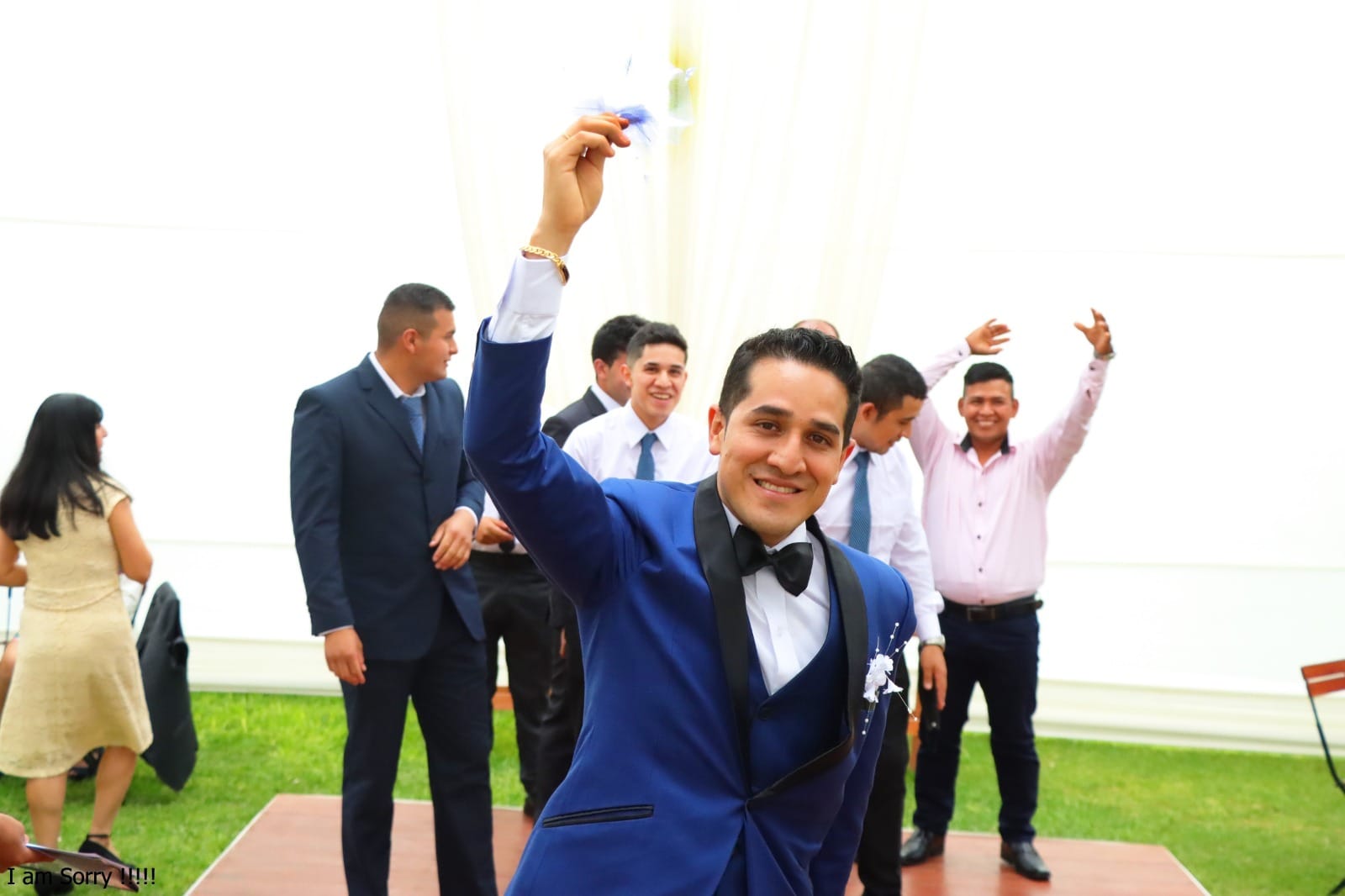 Novio celebrando alegremente con sus invitados durante su boda en Cieneguilla, levantando una copa en señal de brindis.