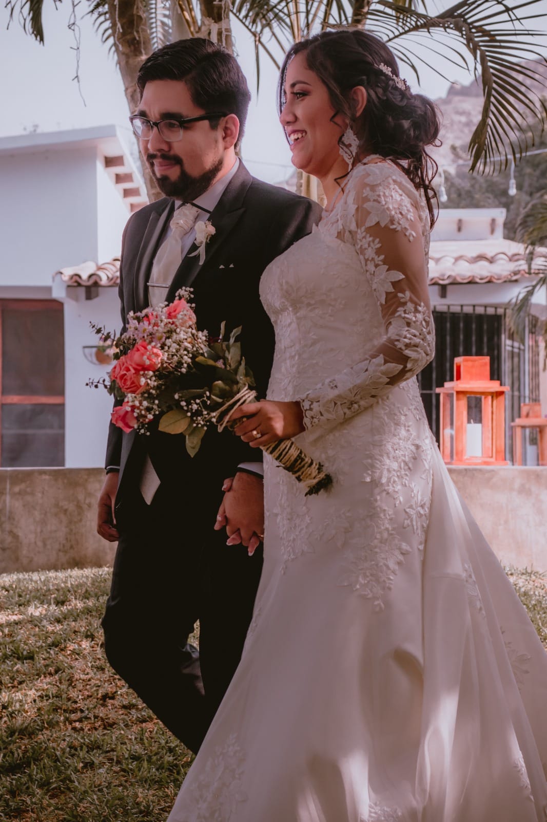 Pareja de boda sosteniendo las manos en Cieneguilla