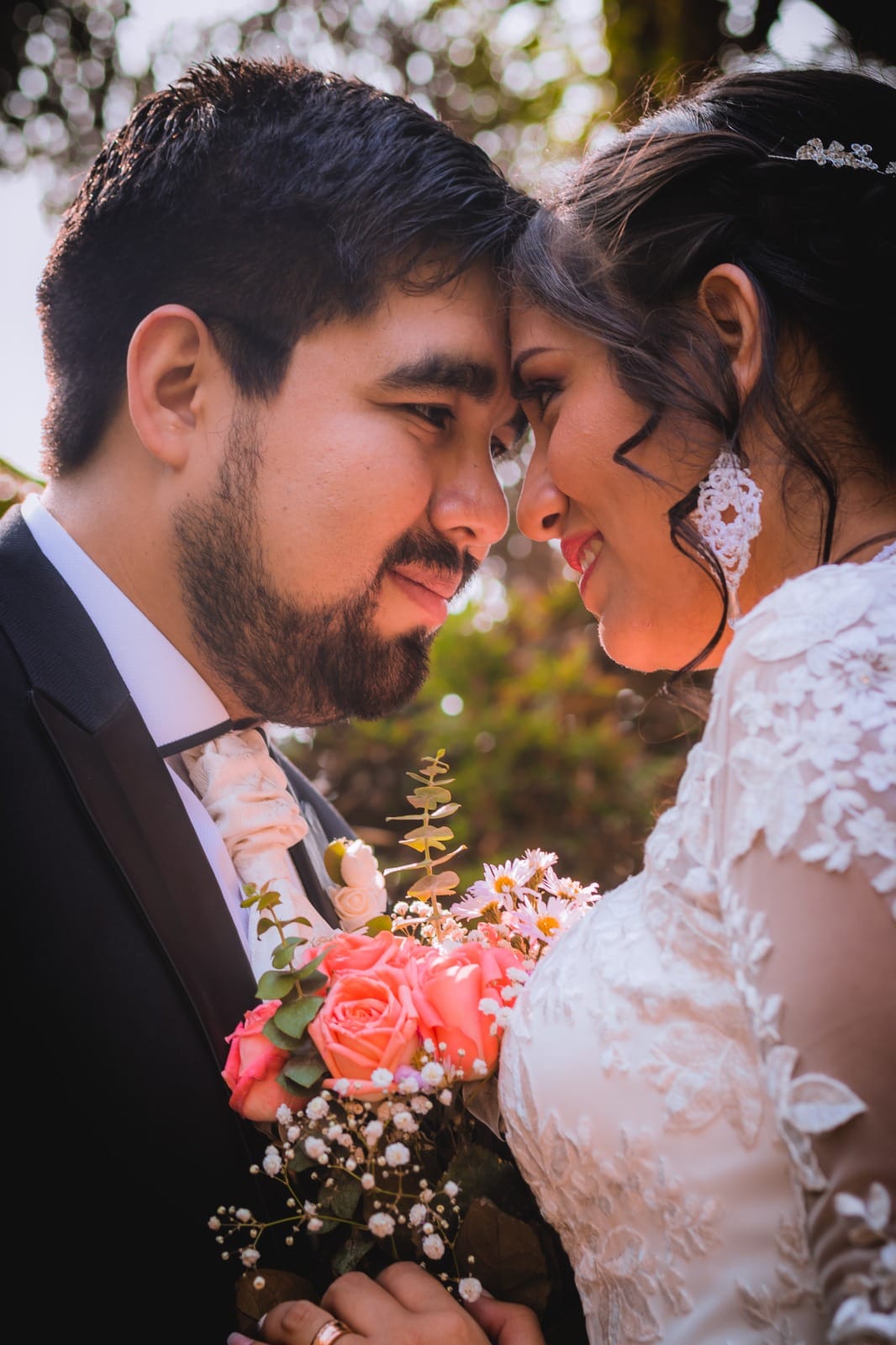 Pareja de boda con traje oscuro y vestido de encaje blanco en Cieneguilla