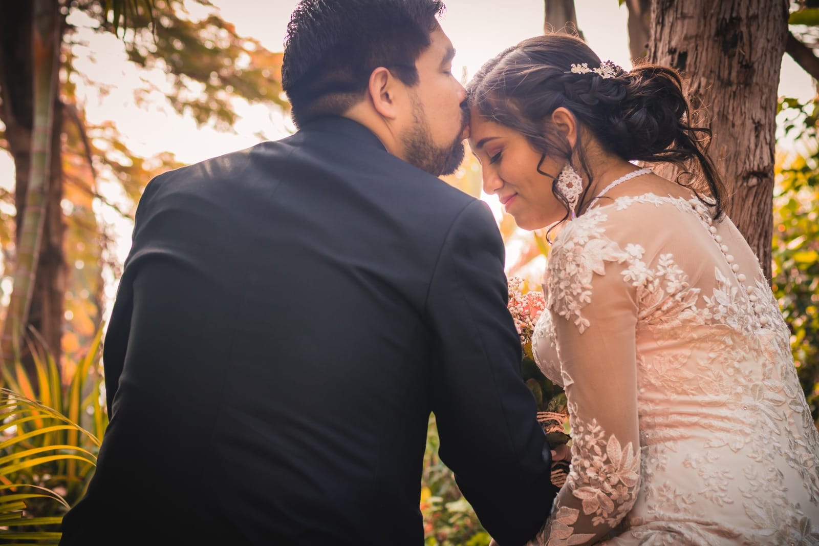 Pareja de espaldas en su boda en Cieneguilla, uno con traje oscuro y otro con vestido de encaje blanco