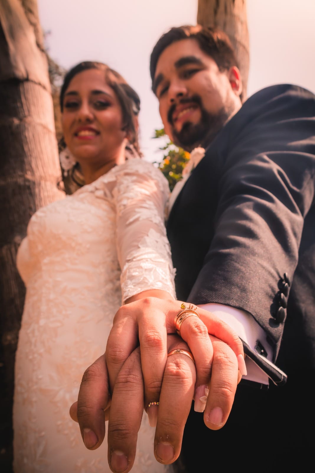 Pareja sosteniendo manos con anillos de boda en Cieneguilla