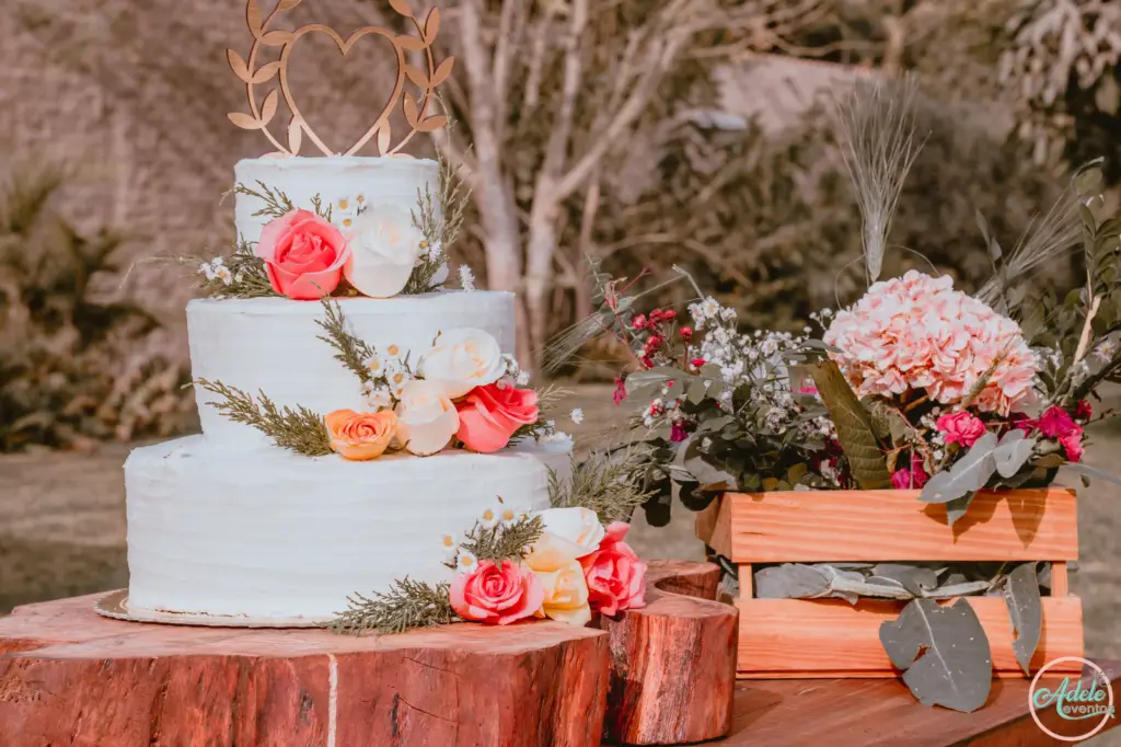 pastel-boda-tres-niveles-flores-corazon-cieneguilla Pastel de boda de tres niveles decorado con flores y corazón en Cieneguilla.