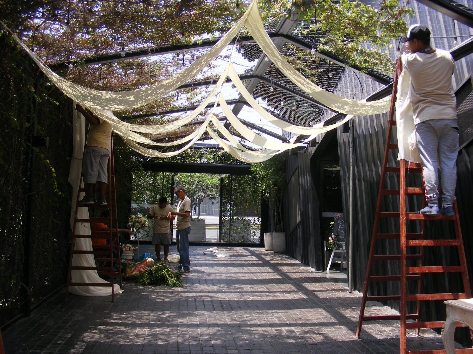 Personas preparando decoraciones para un evento al aire libre en Cieneguilla