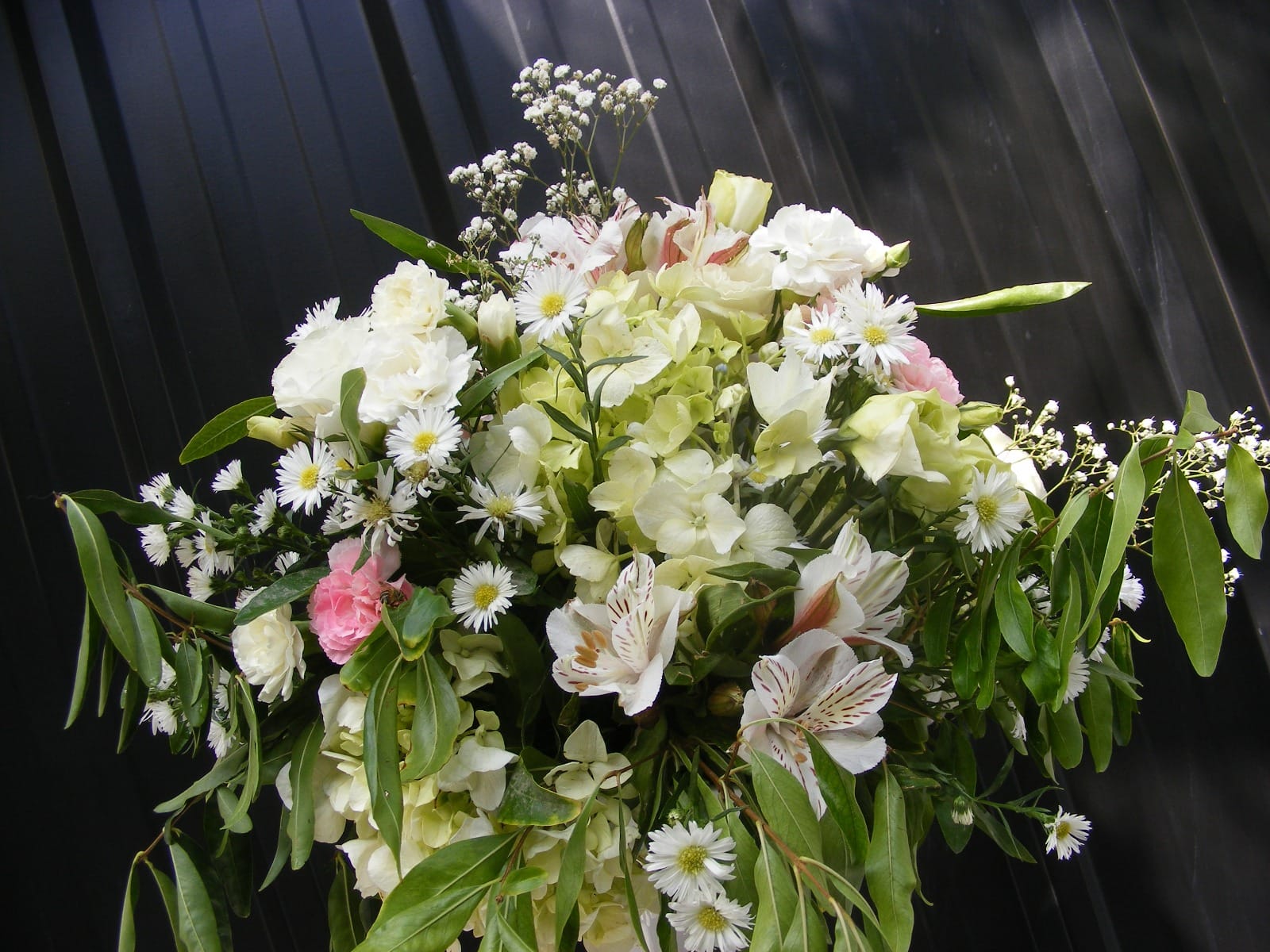 Ramo de flores con margaritas, rosas y lirios para evento en Cieneguilla