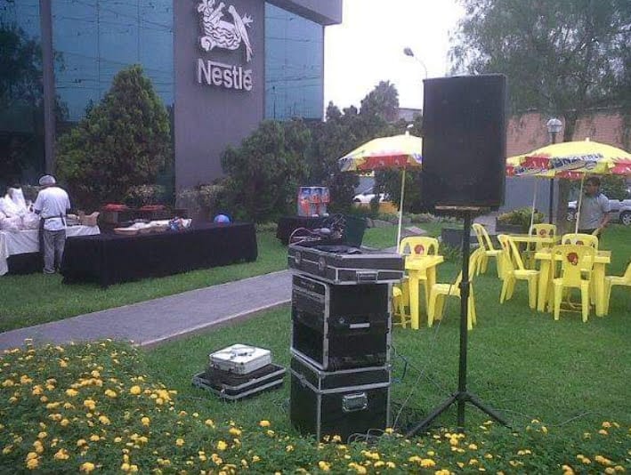 Setup de evento al aire libre frente al edificio de Nestlé en Cieneguilla