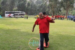 Integrantes de un equipo corporativo organizados por Adele Eventos participan en una carrera de esquís grupales al aire libre en Cieneguilla.