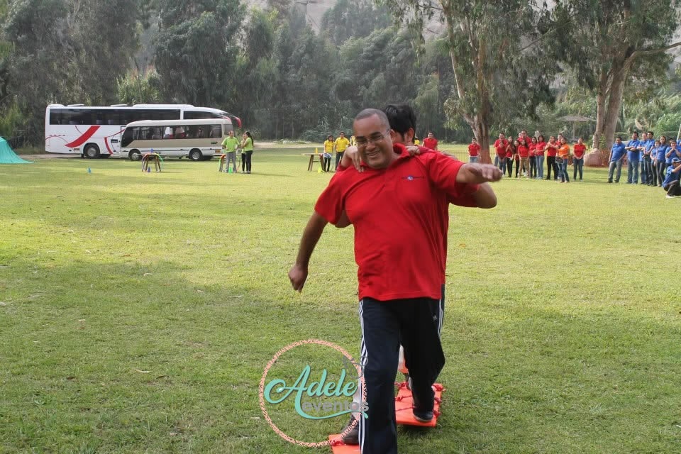 Integrantes de un equipo corporativo organizados por Adele Eventos participan en una carrera de esquís grupales al aire libre en Cieneguilla.