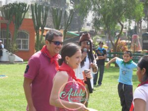 Asistentes participando alegremente con micrófonos y animador temático durante un evento corporativo en Cieneguilla por Adele Eventos.