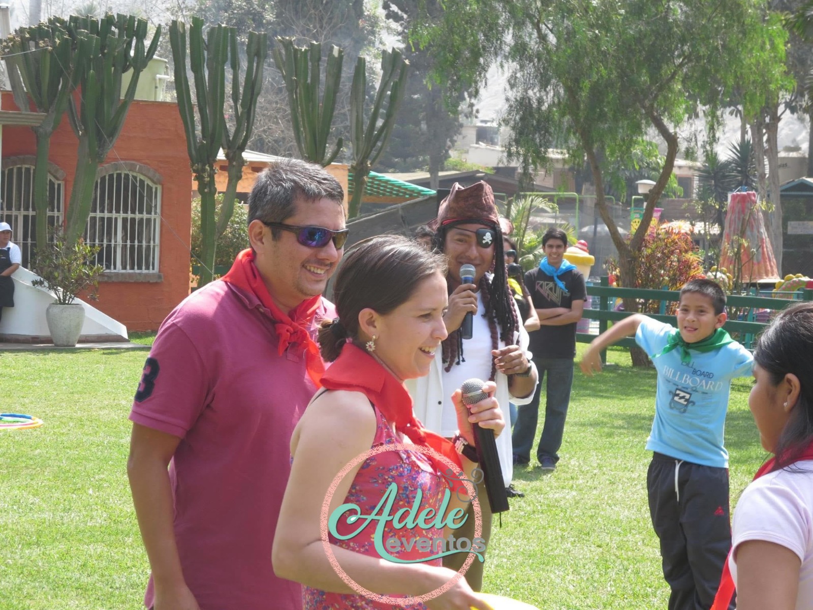 Asistentes participando alegremente con micrófonos y animador temático durante un evento corporativo en Cieneguilla por Adele Eventos.