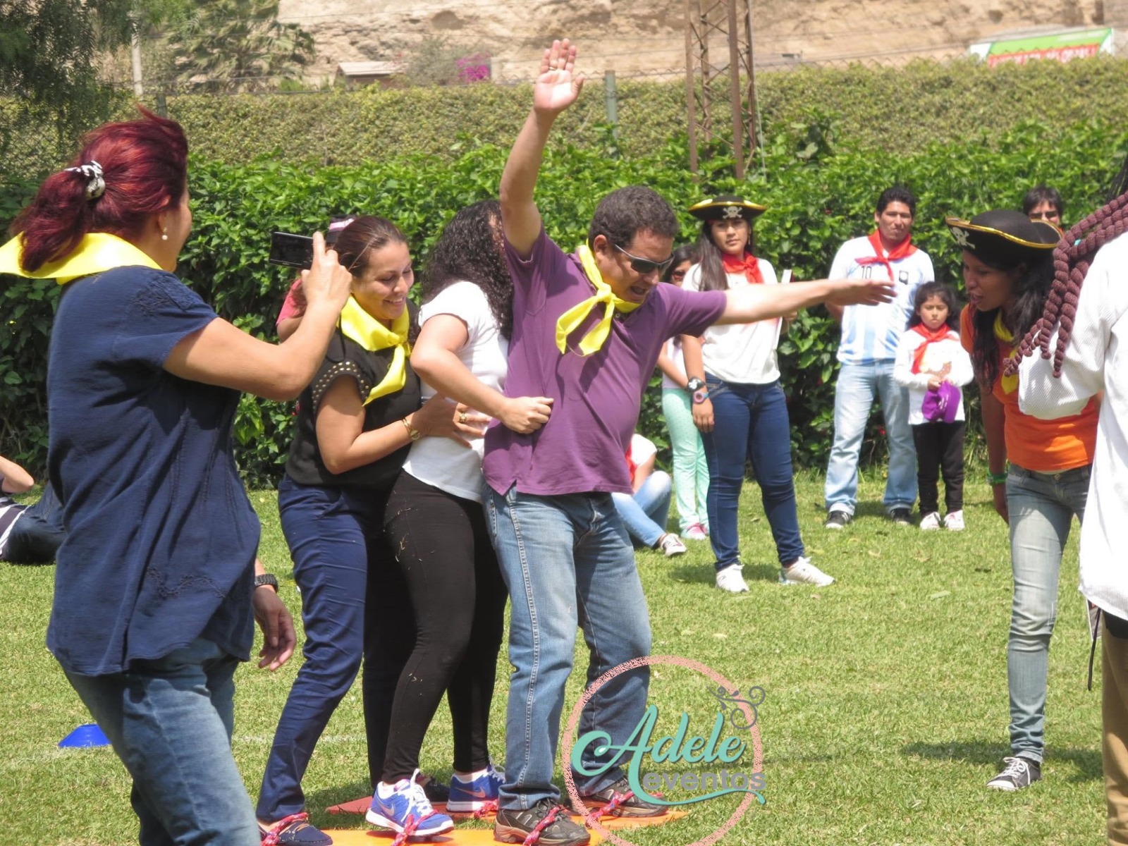 Integrantes de un equipo de trabajo participando en dinámicas de integración al aire libre en un evento corporativo en Cieneguilla por Adele Eventos.
