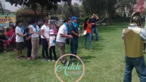 Equipos empresariales participando en una gincana temática con disfraces al aire libre en Cieneguilla por Adele Eventos.