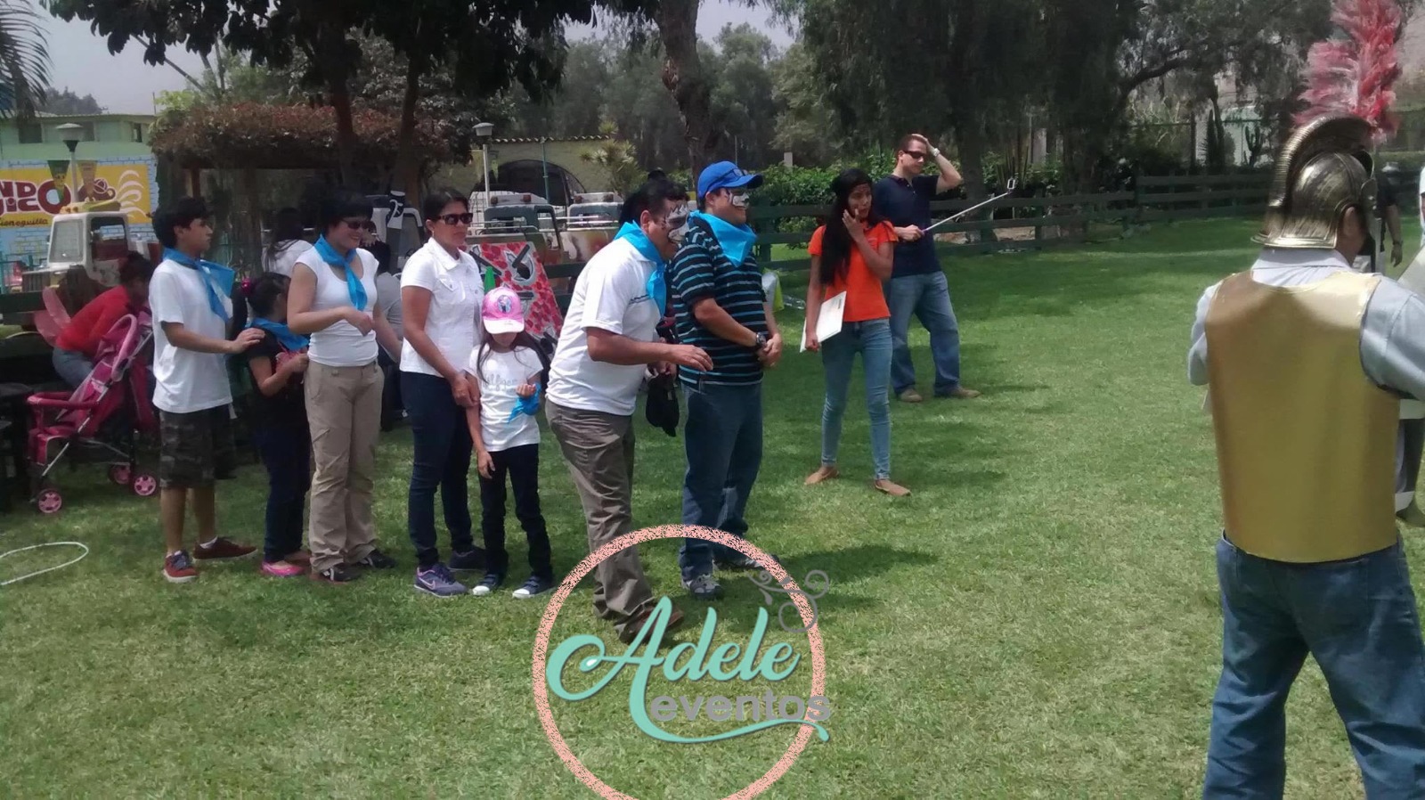 Equipos empresariales participando en una gincana temática con disfraces al aire libre en Cieneguilla por Adele Eventos.