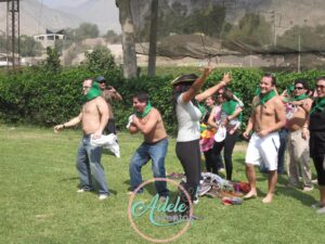 Colaboradores disfrutando de juegos dinámicos y esparcimiento al aire libre durante un full day corporativo con Adele Eventos.