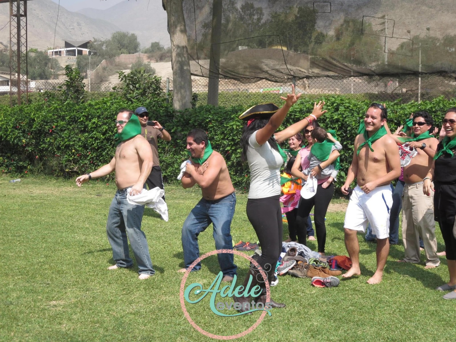 Colaboradores disfrutando de juegos dinámicos y esparcimiento al aire libre durante un full day corporativo con Adele Eventos.